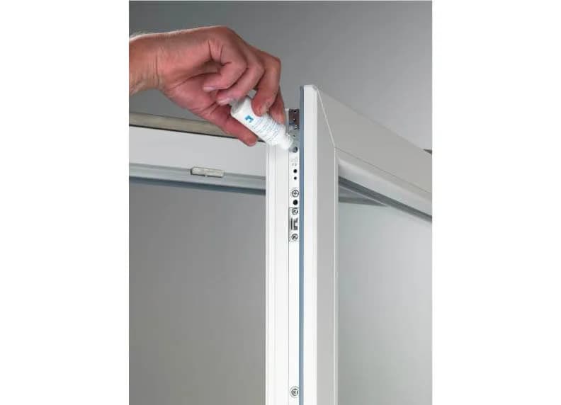 Czym smarować okucia w oknach, aby uniknąć ich uszkodzenia?