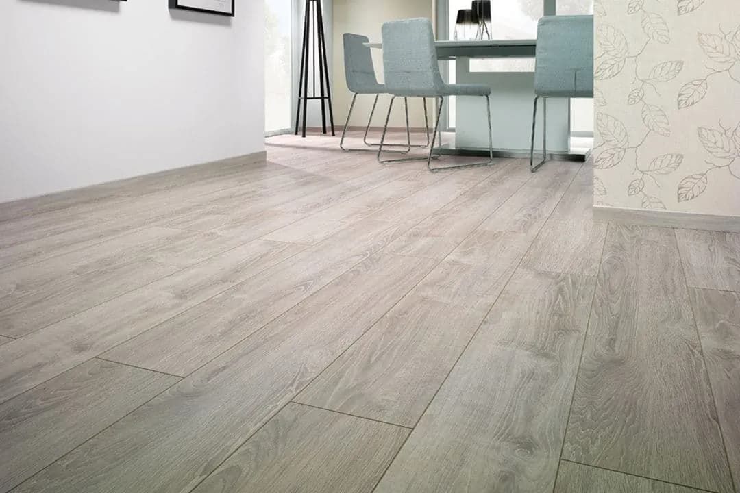 Najlepsze opcje na podłogę do salonu – uniknij kosztownych błędów