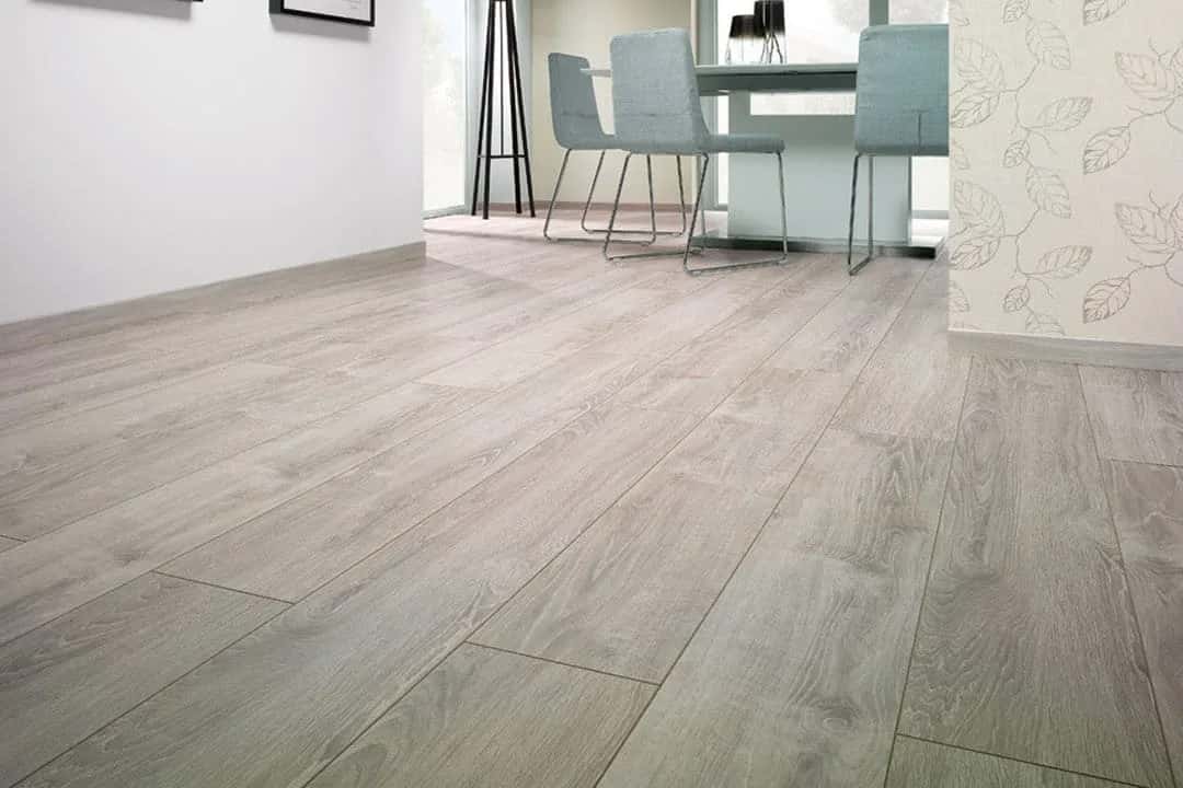 Najlepsze opcje na podłogę do salonu – uniknij kosztownych błędów