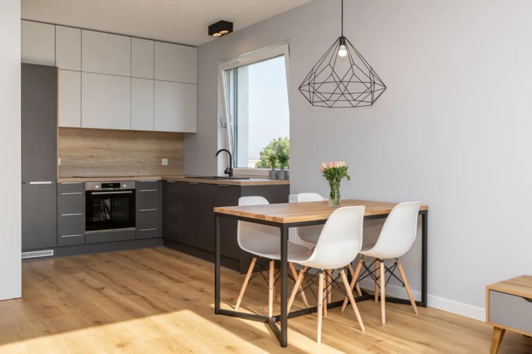 Czy układać panele laminowane pod szafkami w kuchni? Uniknij problemów z podłogą