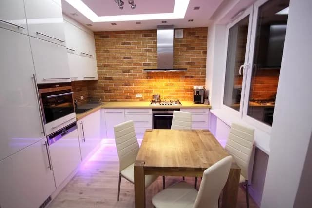 Pomysły na sufit w kuchni, które odmieniają przestrzeń i styl