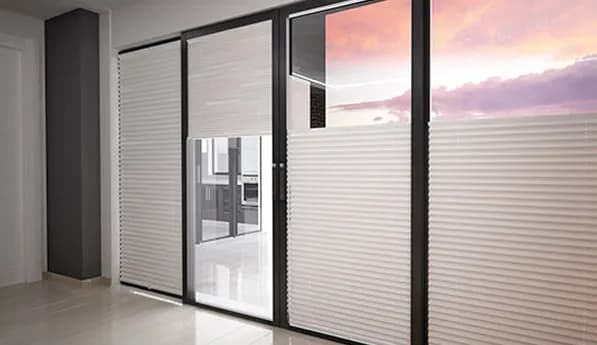 Czym zasłonić duże okna w salonie, by zyskać styl i komfort?