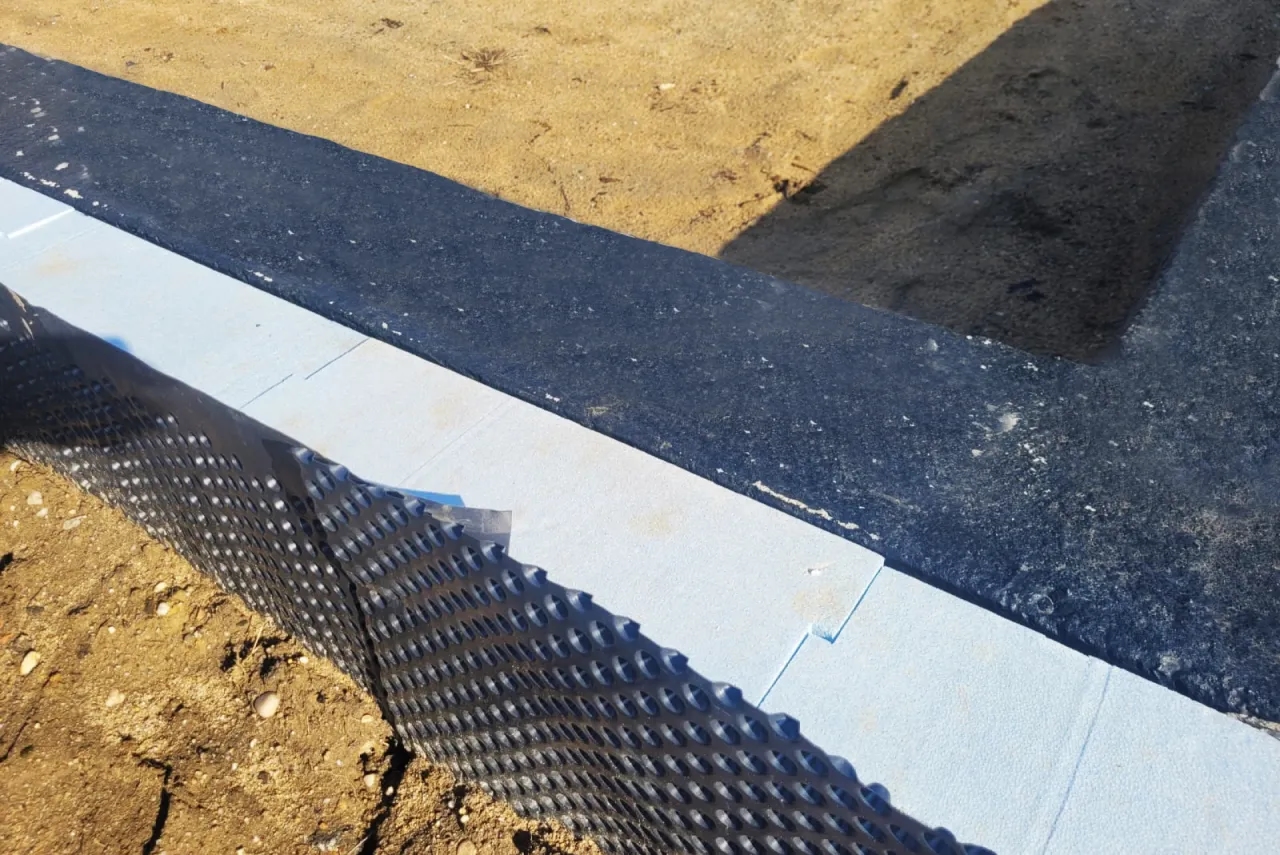 Jaki styropian na fundament? Porównanie EPS i XPS dla najlepszej izolacji