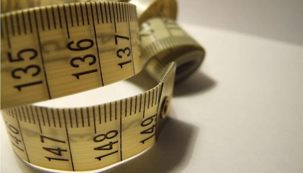 Jak mierzyć okna pod rolety, aby uniknąć błędów i zaoszczędzić czas