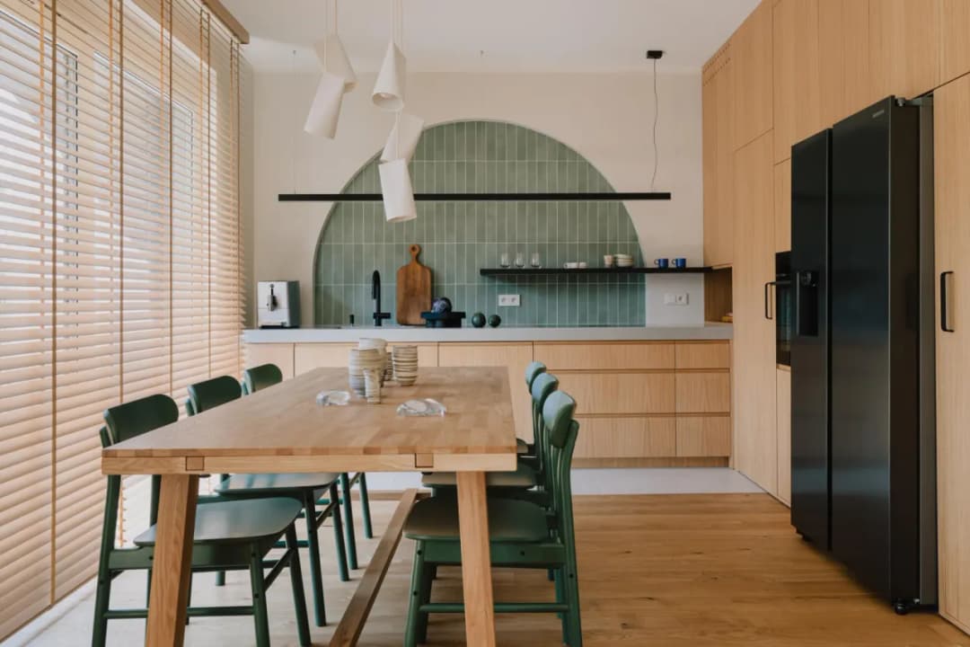 Jak wykończyć łuk w salonie, aby zyskać elegancki efekt?