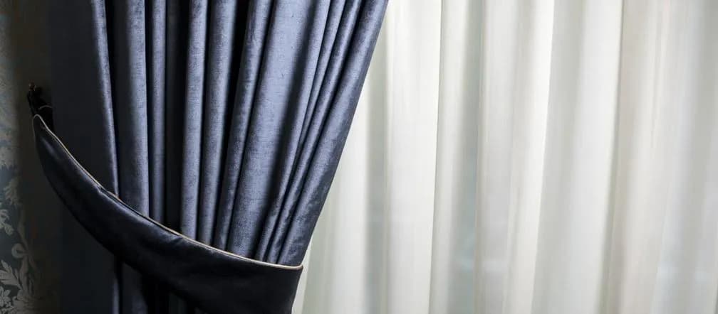 Jak upiąć zasłony w salonie, by uniknąć nudnego wystroju wnętrza