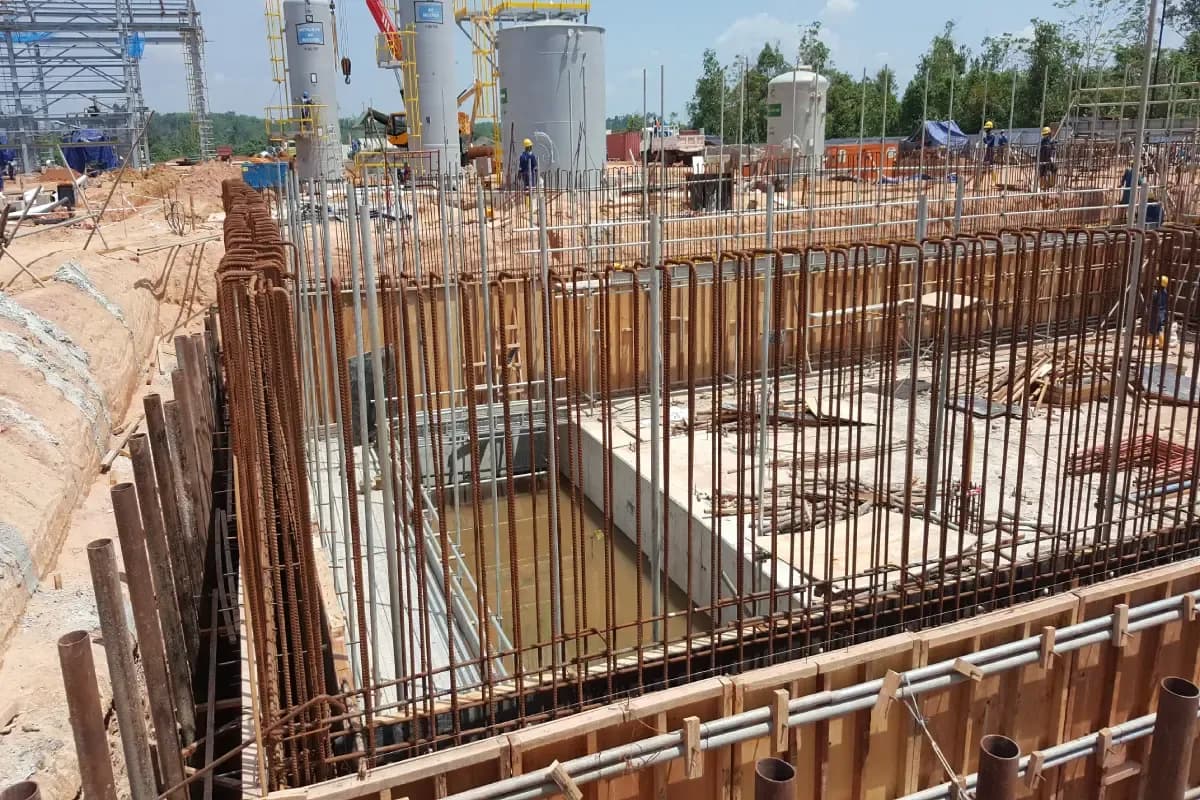 Ile kosztuje fundament pod pomnik? Sprawdź ukryte koszty budowy