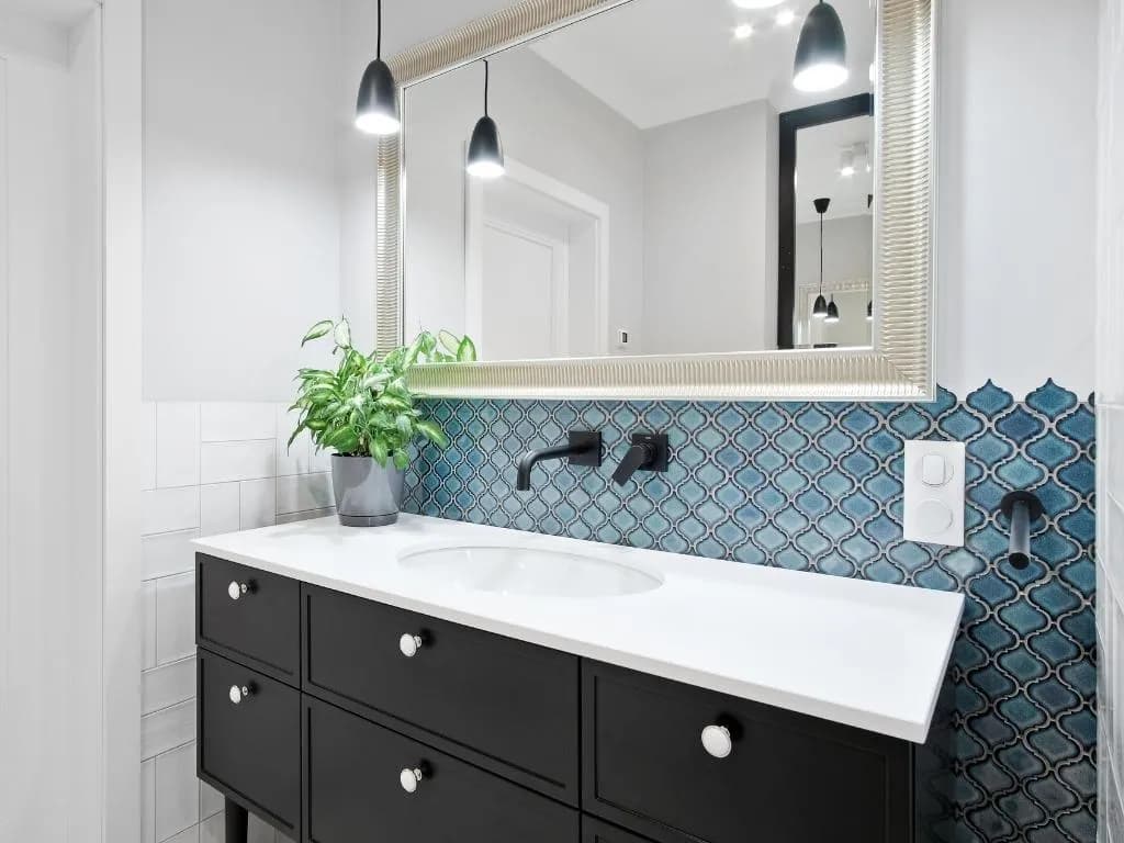 Jaki kolor kafelek do małej łazienki, aby optycznie ją powiększyć?