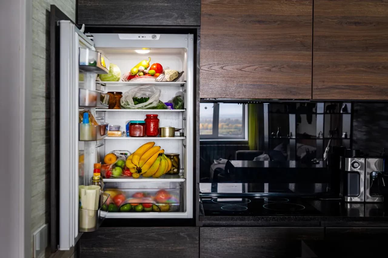 Jak ustawić lodówkę w małej kuchni, aby zaoszczędzić miejsce i czas
