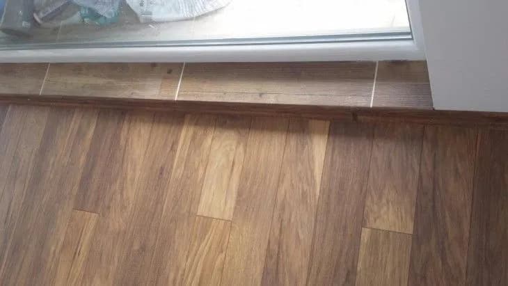 Jak wykończyć panele przy oknie balkonowym, by uniknąć błędów?