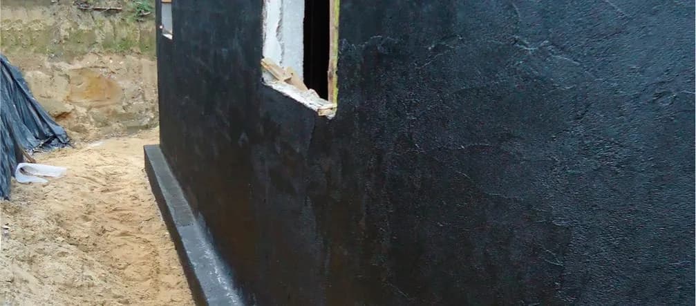 Czym smarować fundamenty, aby uniknąć wilgoci i zwiększyć trwałość?