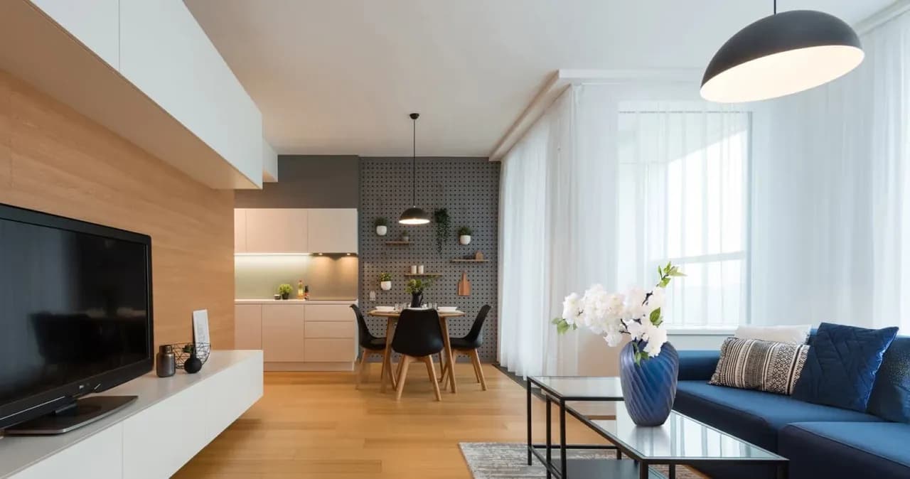 Jakie firany do salonu: długie czy krótkie - wybierz mądrze!