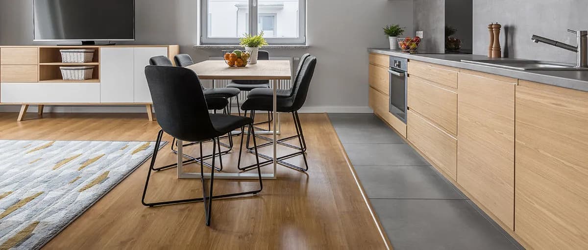 Jak połączyć podłogę w kuchni z salonem, by uniknąć błędów?